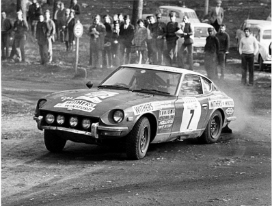 Chris Sclater - Bob de Jong
7º TAP Rallye de Portugal 1973. Datsun 240Z (CAL 1). Abandonó por la suspensión del coche.

Del 13 al 18 de Marzo, Estoril, Cascais, Lisboa, Portugal.
Superficie: asfalto - tierra.

El Rally tenia un total de 4600.00 km de los que 397.50 km divididos en 32 tramos eran especiales.

Se inscribieron 90 equipos, tomaron la salida 79, finalizaron 23.@
Palabras clave: ;Datsun;Portugal;1973