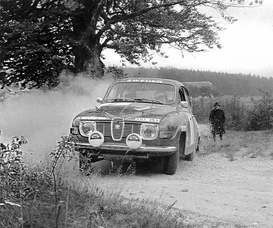 Stig Blomqvist - Arne Hertz
44º Österreichische Alpenfahrt 1973. Saab 96 V4 (ANT 164). Abandonó por el diferencial del coche después de SS21 Reisnberg 2 de 8 Km.

Del 12 al 14 de Septiembre, Baden, Austria.
Superficie: tierra.

El Rallye tenia un total de 2,314.50 km de los que 324,50 km divididos en 31 tramos eran especiales (2 de ellos fueron cancelados, SS2 y SS22).

Se inscribieron 97 equipos, tomaron la salida 97, finalizaron 25.@
Palabras clave: Stig_Blomqvist;Saab;Austria;1973