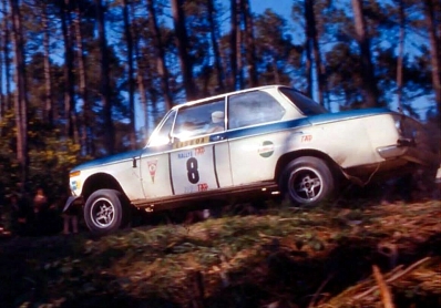 Achim Warmbold - John Davenport
7º Rali Internacional TAP 1973. BMW 2002 Tii (M-UL 1405). Abandonó por problemas con la dirección del coche antes del SS26 Arouca de 8.50 km.

Del 13 al 18 de Marzo, Estoril, Cascais, Lisboa, Portugal.
Superficie: asfalto - tierra.

El Rally tenia un total de 4600.00 km de los que 397.50 km divididos en 32 tramos eran especiales.

Se inscribieron 90 equipos, tomaron la salida 79, finalizaron 23.@
Palabras clave: ;BMW;Portugal;1973