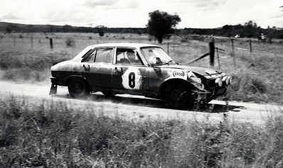 Bert Shankland - Chris Bates
21º East African Safari Rally 1973. Peugeot 504. Abandonó por accidente.

Del 19 al 23 Abril, Nairobi, Kenya, África.
Superficie: tierra.

Se inscribieron 89 equipos, tomaron la salida 89, finalizaron 18.@
Palabras clave: Peugeot;Safari;1973