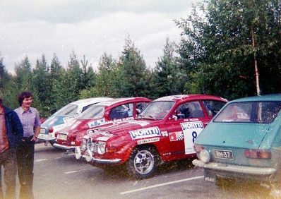Per Eklund - Bjorn Cederberg
23º Jyväskylän Suurajot - Rally of the 1000 Lakes 1973. Saab 96 V4. Abandonó por el eje de transmisión en SS42 Taulu de 4.60 Km.

Del 3 al 5 de Agosto, Jyväskylä.
Superficie: tierra.

El Rally tenia un total de 2079.00 km de los que 517.20 km divididos en 43 tramos eran especiales.

Se inscribieron 122 equipos, tomaron la salida 109, finalizaron 55.@
Palabras clave: ;Saab;V4;Finlandia;1973;Parque_Cerrado