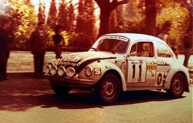 Richard Anthony (Tony) Fall - Mike Wood
7º TAP Rallye de Portugal 1973. Volkswagen 1303 S (S27.708). Abandonó por la suspensión del coche.

Del 13 al 18 de Marzo, Estoril, Cascais, Lisboa, Portugal.
Superficie: asfalto - tierra.

El Rally tenia un total de 4600.00 km de los que 397.50 km divididos en 32 tramos eran especiales.

Se inscribieron 90 equipos, tomaron la salida 79, finalizaron 23.@
Palabras clave: Tony_Fall;Volkswagen;Portugal;1973