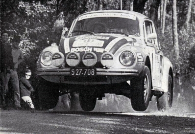 Richard Anthony (Tony) Fall - Mike Wood
7º TAP Rallye de Portugal 1973. Volkswagen 1303 S (S27.708). Abandonó por la suspensión del coche.

Del 13 al 18 de Marzo, Estoril, Cascais, Lisboa, Portugal.
Superficie: asfalto - tierra.

El Rally tenia un total de 4600.00 km de los que 397.50 km divididos en 32 tramos eran especiales.

Se inscribieron 90 equipos, tomaron la salida 79, finalizaron 23.@
Palabras clave: Tony_Fall;Volkswagen;Portugal;1973;