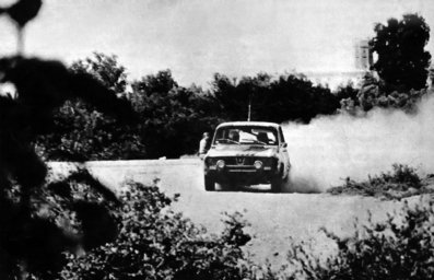 Jean-François Piot - Jean de Alexandris
16º Rallye du Maroc 1973, Renault 12 Gordini, Abandonó por suspensión del coche en SS8 Foum Zguid de 200.00 Km.

Del 8 al 13 de Mayo, Rabat, Casablanca.
Superficie: asfalto - tierra.

El Rally tenia un total de 5303.00 km de los que 1210.00 km divididos en 11 tramos eran especiales.

Kilómetros de los tramos:

1ª ETAPA
SS1 El Khatouat de 95.00 km.
SS2 Col du Zegota de 30.00 km.
SS3 Kettama de 40.00 km.
SS4 Tleta - Kettama de 30.00 km.

TOTAL ETAPA 195.00 km.

2ª ETAPA
SS5 Missour de 175 km.
SS6 Rich de 205 km.

TOTAL ETAPA 380.00 km.

3ª ETAPA
SS7 Tizi N'Test de 87 km.
SS8 Foum Zguid de 200.00 km.
SS9 Tazenakht de 92 km.
SS10 Ntchka de 20 km.
SS11 Rissani de 236 km.

TOTAL ETAPA 635.00 km.
TOTAL 1210 KM.

Tomaron la salida 66 equipos, finalizaron 12.
@
Palabras clave: Jean-François_Piot;Jean_Alexandris;marruecos;Renault;Gordini;1973