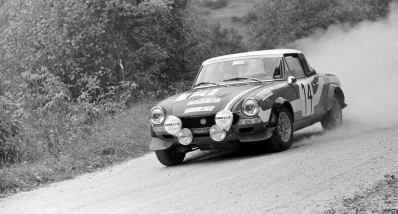 Alcide Paganelli - Domenico (Ninni) Russo
44º Österreichische Alpenfahrt 1973. Fiat 124 Abarth Spider. Abandonó por motor en SS8 Dorfstetten de 16.00 Km.

Del 12 al 14 de Septiembre, Baden, Austria.
Superficie: tierra.

El Rallye tenia un total de 2,314.50 km de los que 324,50 km divididos en 31 tramos eran especiales (2 de ellos fueron cancelados, SS2 y SS22).

Se inscribieron 97 equipos, tomaron la salida 97, finalizaron 25.@
Palabras clave: ;Austria;Fiat;Abarth;Spider;1973