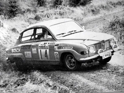 Simo Lampinen - Sölve Andreasson
22º Daily Mirror RAC Rally 1973. Saab 96 V4 (BPZ 798). Abandonó por motor. Desconocemos en que especial.

Del 17 al 21 de Noviembre, London, York, Inglaterra.
Superficie: tierra - barro.

El Rally tenia un total de 3020 km de los que 540.02 km divididos en 80 tramos eran especiales.
10 de ellos fueron cancelados:
SS4 Bildworth de 2.41 km
SS5 Harlow de 2.41 km
SS8 Common de 3.22 km
SS9 Quarry de 2.41 km
SS10 Ludlow de 3.22 km
SS54 Rest and Be Thankful de 1.61 km
SS55 Strachur de 4.83 km
SS56 Loch Eck de 3.22 km
SS57 Loch Eckside de 9.66 km
SS58 Ardgartan de 4.83 km

Se inscribieron 241 equipos, tomaron la salida 198, finalizaron 91.
@
Palabras clave: Simo_Lampinen;Solve_Andreasson;Saab;V4;1973;RAC_Rally;Daily_Mirror