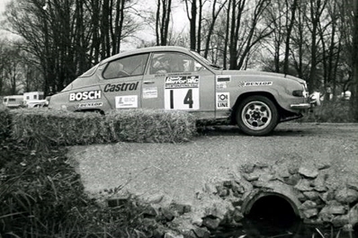 Simo Lampinen - Sölve Andreasson
22º Daily Mirror RAC Rally 1973. Saab 96 V4 (BPZ 798). Abandonó por motor. Desconocemos en que especial.

Del 17 al 21 de Noviembre, London, York, Inglaterra.
Superficie: tierra - barro.

El Rally tenia un total de 3020 km de los que 540.02 km divididos en 80 tramos eran especiales.
10 de ellos fueron cancelados:
SS4 Bildworth de 2.41 km
SS5 Harlow de 2.41 km
SS8 Common de 3.22 km
SS9 Quarry de 2.41 km
SS10 Ludlow de 3.22 km
SS54 Rest and Be Thankful de 1.61 km
SS55 Strachur de 4.83 km
SS56 Loch Eck de 3.22 km
SS57 Loch Eckside de 9.66 km
SS58 Ardgartan de 4.83 km

Se inscribieron 241 equipos, tomaron la salida 198, finalizaron 91.
@
Palabras clave: Simo_Lampinen;Solve_Andreasson;Saab;V4;1973;RAC_Rally;Daily_Mirror