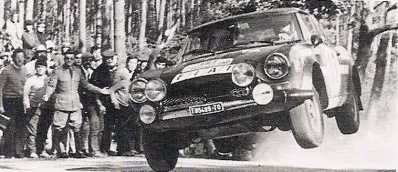 Mário Figueiredo - Carlos Barata
7º Rali Internacional TAP 1973. Fiat 124 Abarth Rallye (TO F85489). Abandonó por accidente.

Del 13 al 18 de Marzo, Estoril, Cascais, Lisboa, Portugal.
Superficie: asfalto - tierra.

El Rally tenia un total de 4600.00 km de los que 397.50 km divididos en 32 tramos eran especiales.

Se inscribieron 90 equipos, tomaron la salida 79, finalizaron 23.@
Palabras clave: Fiat;Abarth;Portugal;1973;