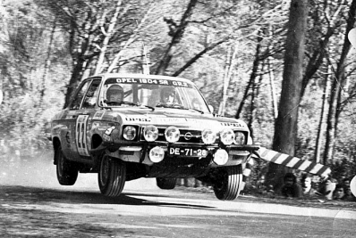 Manuel Gomes Pereira - Costa Simoes
7º TAP Rallye de Portugal 1973. Opel Ascona 1904 SR (DE-71-28). Abandonó por la dirección del coche.

Del 13 al 18 de Marzo, Estoril, Cascais, Lisboa, Portugal.
Superficie: asfalto - tierra.

El Rally tenia un total de 4600.00 km de los que 397.50 km divididos en 32 tramos eran especiales.

Se inscribieron 90 equipos, tomaron la salida 79, finalizaron 23.@
Palabras clave: Opel;Ascona;Portugal;1973;