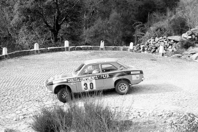 Anthony Fowkes - Peter O Gorman
7º TAP Rallye de Portugal 1973. Ford Escort RS 1600 MKI (FGU 374J). Abandonó por los rodamientos de las ruedas (cojinetes).

Del 13 al 18 de Marzo, Estoril, Cascais, Lisboa, Portugal.
Superficie: asfalto - tierra.

El Rally tenia un total de 4600.00 km de los que 397.50 km divididos en 32 tramos eran especiales.

Se inscribieron 90 equipos, tomaron la salida 79, finalizaron 23.@
Palabras clave: Ford;Escort;MKI;MKI;Portugal;1973