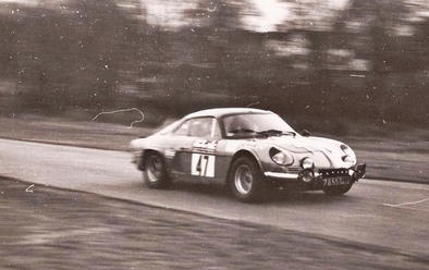 Pat Moss-Carlsson - Elizabeth Crellin
22º Daily Mirror RAC Rally 1973. Renault Alpine A110 1600 (7855 GX 76). Abandonó por accidente.

Del 17 al 21 de Noviembre, London, York, Inglaterra.
Superficie: tierra - barro.

El Rally tenia un total de 3020 km de los que 540.02 km divididos en 80 tramos eran especiales.
10 de ellos fueron cancelados:
SS4 Bildworth de 2.41 km
SS5 Harlow de 2.41 km
SS8 Common de 3.22 km
SS9 Quarry de 2.41 km
SS10 Ludlow de 3.22 km
SS54 Rest and Be Thankful de 1.61 km
SS55 Strachur de 4.83 km
SS56 Loch Eck de 3.22 km
SS57 Loch Eckside de 9.66 km
SS58 Ardgartan de 4.83 km

Se inscribieron 241 equipos, tomaron la salida 198, finalizaron 91.
@
Palabras clave: Pat_Moss-Carlsson;Renault;Alpine;RAC_Rally;Daily_Mirror;1973