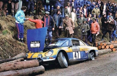 Pat Moss-Carlsson - Elizabeth Crellin
22º Daily Mirror RAC Rally 1973. Renault Alpine A110 1600 (7855 GX 76). Abandonó por accidente.

Del 17 al 21 de Noviembre, London, York, Inglaterra.
Superficie: tierra - barro.

El Rally tenia un total de 3020 km de los que 540.02 km divididos en 80 tramos eran especiales.
10 de ellos fueron cancelados:
SS4 Bildworth de 2.41 km
SS5 Harlow de 2.41 km
SS8 Common de 3.22 km
SS9 Quarry de 2.41 km
SS10 Ludlow de 3.22 km
SS54 Rest and Be Thankful de 1.61 km
SS55 Strachur de 4.83 km
SS56 Loch Eck de 3.22 km
SS57 Loch Eckside de 9.66 km
SS58 Ardgartan de 4.83 km

Se inscribieron 241 equipos, tomaron la salida 198, finalizaron 91.
@
Palabras clave: Pat_Moss-Carlsson;Renault;Alpine;Daily_Mirror;RAC_Rally;1973