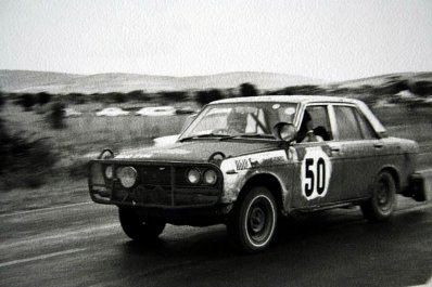 Frank Tundo - Robin Cooper
21º East African Safari Rally 1973. Datsun 1600SSS. Desconocemos su resultado final de la prueba.

Del 19 al 23 Abril, Nairobi, Kenya, África.
Superficie: tierra.

Se inscribieron 89 equipos, tomaron la salida 89, finalizaron 18.@
Palabras clave: Datsun;Safari;1973