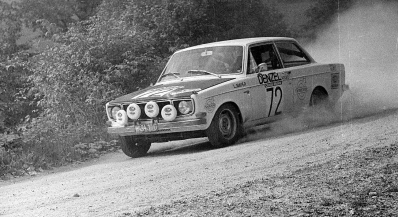 Leopold Mayer - H. C. Reitler
44º Österreichische Alpenfahrt (Austria) 1973. Volvo 142 S. Desconocemos resultado final de su participaciòn.
El Rallye tenia un total de 2,314.50 km de los que 324,50 km divididos en 31 tramos eran especiales, (2 de ellos fueron cancelados, SS2 y SS22).
Se inscribieron 97 equipos, tomaron la salida 97, finalizaron 25.@
Palabras clave: Volvo;Austria;1973