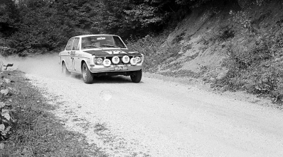 Leopold Mayer - H. C. Reitler
44º Österreichische Alpenfahrt (Austria) 1973. Volvo 142 S. Desconocemos resultado final de su participaciòn.
El Rallye tenia un total de 2,314.50 km de los que 324,50 km divididos en 31 tramos eran especiales, (2 de ellos fueron cancelados, SS2 y SS22).
Se inscribieron 97 equipos, tomaron la salida 97, finalizaron 25.@
Palabras clave: Volvo;Austria;1973