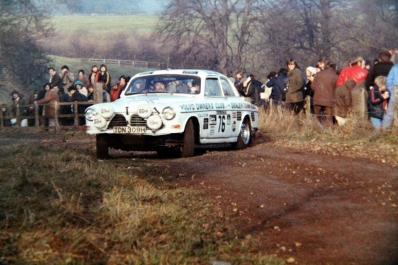 Colin Grewer - Don Griffiths
22º Daily Mirror RAC Rally 1973. Volvo 131. Desconocemos resultado final de su participación.

Del 17 al 21 de Noviembre, London, York, Inglaterra.
Superficie: tierra - barro.

El Rally tenia un total de 3020 km de los que 540.02 km divididos en 80 tramos eran especiales.
10 de ellos fueron cancelados:
SS4 Bildworth de 2.41 km
SS5 Harlow de 2.41 km
SS8 Common de 3.22 km
SS9 Quarry de 2.41 km
SS10 Ludlow de 3.22 km
SS54 Rest and Be Thankful de 1.61 km
SS55 Strachur de 4.83 km
SS56 Loch Eck de 3.22 km
SS57 Loch Eckside de 9.66 km
SS58 Ardgartan de 4.83 km

Se inscribieron 241 equipos, tomaron la salida 198, finalizaron 91.
@
Palabras clave: Daily_Mirror;Volvo;1973;RAC_Rally;Daily_Mirror