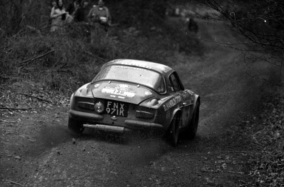 Roger Watson Smith - Norman Jones
22º Daily Mirror RAC Rally 1973. Renault Alpine A110 1600. Abandonó, desconocemos el motivo y en que especial.

Del 17 al 21 de Noviembre, London, York, Inglaterra.
Superficie: tierra - barro.

El Rally tenia un total de 3020 km de los que 540.02 km divididos en 80 tramos eran especiales.
10 de ellos fueron cancelados:
SS4 Bildworth de 2.41 km
SS5 Harlow de 2.41 km
SS8 Common de 3.22 km
SS9 Quarry de 2.41 km
SS10 Ludlow de 3.22 km
SS54 Rest and Be Thankful de 1.61 km
SS55 Strachur de 4.83 km
SS56 Loch Eck de 3.22 km
SS57 Loch Eckside de 9.66 km
SS58 Ardgartan de 4.83 km

Se inscribieron 241 equipos, tomaron la salida 198, finalizaron 91.
@
Palabras clave: Renault;Alpine;RAC_Rally;1973;Daily_Mirror