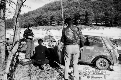 Estanislao Reverter - Antonio Freire
42º Rallye Automobile de Monte-Carlo 1973. BMC Mini 1275 GT (OR 23495).
Abandonaron junto con mas de 100 equipos en SS4 Burzet de 50.00 km.

El tramo de Le Burzet estaba cortado por el temporal y en vez de darles un recorrido alternativo, los eliminaron.
Prometieron devolver las inscripciones pero todaví­a estan esperando...

Del 19 al 26 de Enero, Monte-Carlo.
Superficie: asfalto - nieve - hielo.

El Rally tenia un total de 4800 km de los que 456.50 km divididos en 18 tramos eran especiales, (2 ellas fueron canceladas SS10 Col de la Porte de 18.25 Km y SS11 La Cabanette de 18.25Km).

Tomaron la salida 278 equipos, finalizaron 51.@
Palabras clave: Estanislao_Reverter;Montecarlo;Mini;Cooper;1973;Nieve