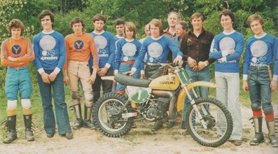 Fabrizia Pons
Año 1973
Es la que está en la parte trasera por un lado de la moto, junto al que esta cogiendo el manillar.
La única mujer que se encuentra en la foto.

Inseparable copiloto de Michèle Mouton desde el año 1981 a 1985 con el Equipo Audi Sport y durante el Tour de Corse 1986 a bordo del Peugeot 205 Turbo 16 E2.

Fabrizia también fue copiloto de Ari Vatanen (1994, 95, 96) y de Piero Liatti (1996, 97, 98) en varias pruebas del Mundial de Rallyes.

Como curiosidad añadir que en la época que Fabrizia era piloto, años 1976, 77, 78 y en alguna prueba esporádica en 1979, 84, 85 y 86, en el 5º Giro delle Valli Imperiesi 1976 al volante de un Alfa Romeo Alfasud TI llevó como copiloto a Sergio Cresto.
Palabras clave: ;moto;1973