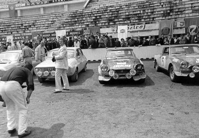 Parque Cerrado del Rally YU en Belgrado
7º Rally YU (exYugoslavia) 1973, Los Renault R12 Gordini son los de Chubrikov, y el de Attila Ferjancz - Janos Zsembery Clasificados 2º. Los Fiat 124 Abarth son los de Raffaele Pinto y el de Donatella Tominz - Gabriela Mamolo Clasificadas 1º @
Palabras clave: Raffaele_Pinto;YU;Fiat;Renault;1973