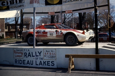 Sandro Munari - Mario Mannucci
2º Rally of the Rideau Lakes 1974. Lancia Stratos HF (TO-L65176). Clasificado 1º.

Del 16 al 20 de Octubre, Smith Falls, Canada.
Superficie: tierra.

El Rally tenia un total de 1577.60 Km de los que 383.64 Km divididos en 40 tramos eran especiales (3 de ellos fueron cancelados SS24 Crosby Lake de 6.18 Km, SS25 Bennett Lake de 6.61 Km y SS26 Silver Lake de 3.64 Km).

Se inscribieron 65 equipos, tomaron la salida 51, finalizaron 19.@
Palabras clave: Sandro_Munari;Lancia;Stratos;Canada;1974