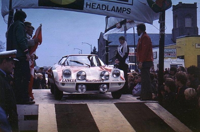 Sandro Munari - Mario Mannucci
2º Rally of the Rideau Lakes 1974. Lancia Stratos HF (TO-L65176). Clasificado 1º.

Del 16 al 20 de Octubre, Smith Falls, Canada.
Superficie: tierra.

El Rally tenia un total de 1577.60 Km de los que 383.64 Km divididos en 40 tramos eran especiales (3 de ellos fueron cancelados SS24 Crosby Lake de 6.18 Km, SS25 Bennett Lake de 6.61 Km y SS26 Silver Lake de 3.64 Km).

Se inscribieron 65 equipos, tomaron la salida 51, finalizaron 19.@
Palabras clave: Sandro_Munari;Lancia;Stratos;Canada;1974