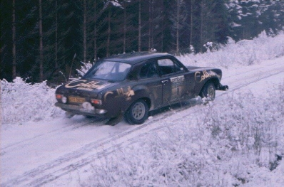 Timo Mäkinen - Henry Liddon
23º Lombard RAC Rally 1974. Ford Escort RS 1600 MKI (GVX 883N). Clasificado 1º.

Del 16 al 20 de Noviembre, York, Yorkshire, Inglaterra.
Superficie: tierra.

El Rally tenia un total de 2218 km con 84 tramos (6 de ellos fueron cancelados SS4 Heaton Park, SS17 Pantperthog, SS31 Dodington, SS44, SS47 Kielder 3 y SS58 Buchanan).

Se inscribieron 197 equipos, tomaron la salida 190, finalizaron 83.@
Palabras clave: Timo_Makinen;Gran_Bretaña;Ford;Escort;MKI;1974;RAC_Rally;Nieve;Inglaterra