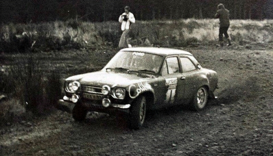 Timo Mäkinen - Henry Liddon
23º Lombard RAC Rally 1974. Ford Escort RS 1600 MKI (GVX 883N). Clasificado 1º.

Del 16 al 20 de Noviembre, York, Yorkshire, Inglaterra.
Superficie: tierra.

El Rally tenia un total de 2218 km con 84 tramos (6 de ellos fueron cancelados SS4 Heaton Park, SS17 Pantperthog, SS31 Dodington, SS44, SS47 Kielder 3 y SS58 Buchanan).

Se inscribieron 197 equipos, tomaron la salida 190, finalizaron 83.@
Palabras clave: Timo_Makinen;Gran_Bretaña;Ford;Escort;MKI;1974;RAC_Rally;MKI;Inglaterra