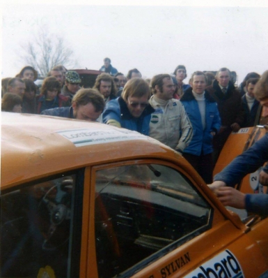 Stig Blomqvist - Hans Sylvan
23º Lombard RAC Rally 1974. Saab 96 V4 (ETK 909). Clasificado 2º.

Del 16 al 20 de Noviembre, York, Yorkshire, Inglaterra.
Superficie: tierra.

El Rally tenia un total de 2218 km con 84 tramos (6 de ellos fueron cancelados SS4 Heaton Park, SS17 Pantperthog, SS31 Dodington, SS44, SS47 Kielder 3 y SS58 Buchanan).

Se inscribieron 197 equipos, tomaron la salida 190, finalizaron 83.@
Palabras clave: Stig_Blomqvist;Hans_Sylvan;Saab;Gran_Bretaña;V4;1974;RAC_Rally;Personajes;Inglaterra
