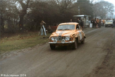 Stig Blomqvist - Hans Sylvan
23º Lombard RAC Rally 1974. Saab 96 V4 (ETK 909). Clasificado 2º.

Del 16 al 20 de Noviembre, York, Yorkshire, Inglaterra.
Superficie: tierra.

El Rally tenia un total de 2218 km con 84 tramos (6 de ellos fueron cancelados SS4 Heaton Park, SS17 Pantperthog, SS31 Dodington, SS44, SS47 Kielder 3 y SS58 Buchanan).

Se inscribieron 197 equipos, tomaron la salida 190, finalizaron 83.@
Palabras clave: Stig_Blomqvist;Hans_Sylvan;Saab;Gran_Bretaña;V4;1974;RAC_Rally;Inglaterra
