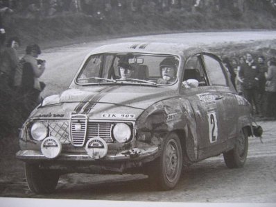 Stig Blomqvist - Hans Sylvan
23º Lombard RAC Rally 1974. Saab 96 V4 (ETK 909). Clasificado 2º.

Del 16 al 20 de Noviembre, York, Yorkshire, Inglaterra.
Superficie: tierra.

El Rally tenia un total de 2218 km con 84 tramos (6 de ellos fueron cancelados SS4 Heaton Park, SS17 Pantperthog, SS31 Dodington, SS44, SS47 Kielder 3 y SS58 Buchanan).

Se inscribieron 197 equipos, tomaron la salida 190, finalizaron 83.@
Palabras clave: Stig_Blomqvist;Hans_Sylvan;Saab;Gran_Bretaña;V4;1974;RAC_Rally;Inglaterra
