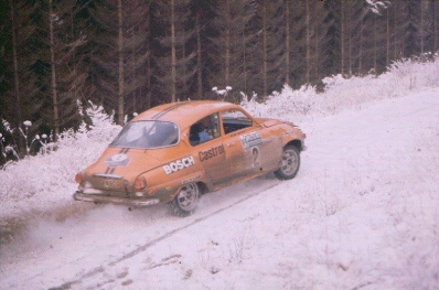 Stig Blomqvist - Hans Sylvan
23º Lombard RAC Rally 1974. Saab 96 V4 (ETK 909). Clasificado 2º.

Del 16 al 20 de Noviembre, York, Yorkshire, Inglaterra.
Superficie: tierra.

El Rally tenia un total de 2218 km con 84 tramos (6 de ellos fueron cancelados SS4 Heaton Park, SS17 Pantperthog, SS31 Dodington, SS44, SS47 Kielder 3 y SS58 Buchanan).

Se inscribieron 197 equipos, tomaron la salida 190, finalizaron 83.@
Palabras clave: Stig_Blomqvist;Hans_Sylvan;Saab;Gran_Bretaña;V4;1974;RAC_Rally;Nieve;Inglaterra