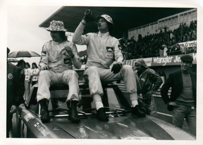 Markku Alén - Ilkka Kivimaki
8º TAP Rallye de Portugal 1974. Fiat Abarth 124 Spider. Clasificado 3º.

Del 20 al 23 de Marzo, Estoril, Portugal.
Superficie: asfalto - tierra.

El Rally tenia un total de 2057.00 km de los que 455.00 km divididos en 32 tramos eran especiales.

Se inscribieron 126 equipos, tomaron la salida 120, finalizaron 36.@
Palabras clave: Markku_Alen;Fiat;Abarth;Spider;Portugal;1974;Personajes