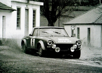 Markku Alén - Ilkka Kivimaki
8º TAP Rallye de Portugal 1974. Fiat 124 Abarth Rallye (TO K85988). Clasificado 3º.

Del 20 al 23 de Marzo, Estoril, Portugal.
Superficie: asfalto - tierra.

El Rally tenia un total de 2057.00 km de los que 455.00 km divididos en 32 tramos eran especiales.

Se inscribieron 126 equipos, tomaron la salida 120, finalizaron 36.@
Palabras clave: Markku_Alen;Fiat;Abarth;Spider;Portugal;1974
