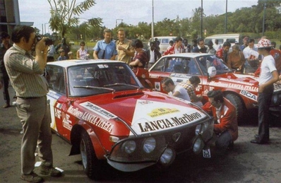 22º East African Safari 1974
En primera lí­nea el Lancia Fulvia 1.6 Coupé HF (TO K87878) de Sandro Munari - Lofty Drews, clasificado 3º.

El otro Lancia Fulvia 1.6 Coupé HF (TO K87879) es el de su compañero de Equipo Shekhar Mehta - Mike Doughty, clasificado 11º.

Del 11 al 15 de Abril, Nairobi, Kenya, Africa.
Superficie: tierra.

El Rally tenia un total de 5557.00 km.
Desconocemos cuantos controles horarios habí­an.

Tomaron la salida 99 equipos, finalizaron 16.@
Palabras clave: Sandro_Munari;Safari;Parque_Cerrado;Lancia;Fulvia;1974
