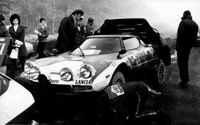 Asistencia del Equipo Lancia Marlboro en el 23º Lombard RAC Rally 1974
En el Lancia Stratos HF (TO L52901) de Sandro Munari - Piero Sodano, Lancia Stratos HF, clasificado 3º.

Del 16 al 20 de Noviembre, York, Yorkshire, Inglaterra.
Superficie: tierra.

El Rally tenia un total de 2218 km con 84 tramos (6 de ellos fueron cancelados SS4 Heaton Park, SS17 Pantperthog, SS31 Dodington, SS44, SS47 Kielder 3 y SS58 Buchanan).

Se inscribieron 197 equipos, tomaron la salida 190, finalizaron 83.@
Palabras clave: Sandro_Munari;Piero_Sodano;Lancia;Stratos;Gran_Bretaña;1974;RAC_Rally;Asistencias;Inglaterra