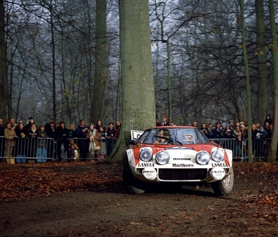 Sandro Munari - Piero Sodano
23º Lombard RAC Rally 1974. Lancia Stratos HF (TO L52901). Clasificado 3º.

Del 16 al 20 de Noviembre, York, Yorkshire, Inglaterra.
Superficie: tierra.

El Rally tenia un total de 2218 km con 84 tramos (6 de ellos fueron cancelados SS4 Heaton Park, SS17 Pantperthog, SS31 Dodington, SS44, SS47 Kielder 3 y SS58 Buchanan).

Se inscribieron 197 equipos, tomaron la salida 190, finalizaron 83.@
Palabras clave: Sandro_Munari;Piero_Sodano;Lancia;Stratos;Gran_Bretaña;1974;RAC_Rally;Inglaterra