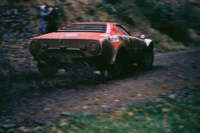 Sandro Munari - Piero Sodano
23º Lombard RAC Rally 1974. Lancia Stratos HF (TO L52901). Clasificado 3º.

Del 16 al 20 de Noviembre, York, Yorkshire, Inglaterra.
Superficie: tierra.

El Rally tenia un total de 2218 km con 84 tramos (6 de ellos fueron cancelados SS4 Heaton Park, SS17 Pantperthog, SS31 Dodington, SS44, SS47 Kielder 3 y SS58 Buchanan).

Se inscribieron 197 equipos, tomaron la salida 190, finalizaron 83.@
Palabras clave: Sandro_Munari;Piero_Sodano;Lancia;Stratos;Gran_Bretaña;1974;RAC_Rally;Inglaterra