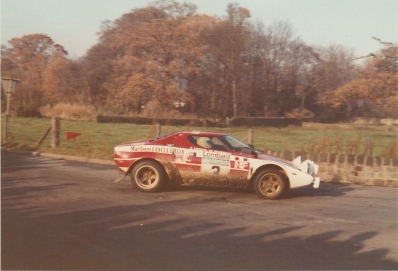 Sandro Munari - Piero Sodano
23º Lombard RAC Rally 1974. Lancia Stratos HF (TO L52901). Clasificado 3º.

Del 16 al 20 de Noviembre, York, Yorkshire, Inglaterra.
Superficie: tierra.

El Rally tenia un total de 2218 km con 84 tramos (6 de ellos fueron cancelados SS4 Heaton Park, SS17 Pantperthog, SS31 Dodington, SS44, SS47 Kielder 3 y SS58 Buchanan).

Se inscribieron 197 equipos, tomaron la salida 190, finalizaron 83.@
Palabras clave: Sandro_Munari;Piero_Sodano;Lancia;Stratos;Gran_Bretaña;1974;RAC_Rally;Inglaterra
