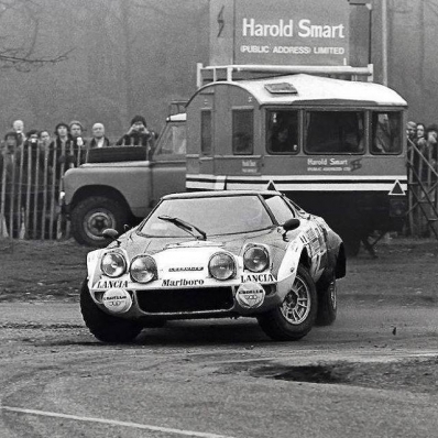 Sandro Munari - Piero Sodano
23º Lombard RAC Rally 1974. Lancia Stratos HF (TO L52901). Clasificado 3º.

Del 16 al 20 de Noviembre, York, Yorkshire, Inglaterra.
Superficie: tierra.

El Rally tenia un total de 2218 km con 84 tramos (6 de ellos fueron cancelados SS4 Heaton Park, SS17 Pantperthog, SS31 Dodington, SS44, SS47 Kielder 3 y SS58 Buchanan).

Se inscribieron 197 equipos, tomaron la salida 190, finalizaron 83.@
Palabras clave: Sandro_Munari;Piero_Sodano;Lancia;Stratos;Gran_Bretaña;1974;RAC_Rally;Inglaterra