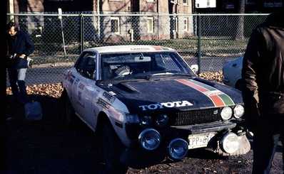 Walter Boyce - Stuart Gray
2º Rally of the Rideau Lakes 1974. Toyota Celica 1600 (EPP 615). Clasificado 3º.

Del 16 al 20 de Octubre, Smith Falls, Canada.
Superficie: tierra.

El Rally tenia un total de 1577.60 Km de los que 383.64 Km divididos en 40 tramos eran especiales (3 de ellos fueron cancelados SS24 Crosby Lake de 6.18 Km, SS25 Bennett Lake de 6.61 Km y SS26 Silver Lake de 3.64 Km).

Se inscribieron 65 equipos, tomaron la salida 51, finalizaron 19.@
Palabras clave: Toyota;Celica;Canada;1974