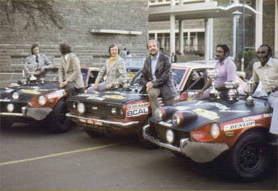 Equipo Datsun para el 22º East African Safari 1974
Izquierda de la foto
14# Harry Källström - Claes Billstam, Datsun 260Z (Gr.4), clasificado 4º.

Centro
16# Rauno Aaltonen - Wolfgang Stiller, Datsun 1800 SSS (Gr.2), clasificado 6º.

Derecha
35# Zully Remtulla - Nizar Jivani, Datsun 260Z (Gr.4), clasificado 5º.

De 11 al 15 de Abril, Nairobi, Kenya, Africa.
Superficie: tierra.

El Rally tenia un total de 5557.00 km, desconocemos cuantos controles horarios habían.

Tomaron la salida 99 equipos, finalizaron 16.@
Palabras clave: Datsun;Harry_Källström;Safari;1974;parque_cerrado;Personajes