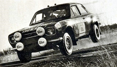Keith Billows - John Campbell
2º Rally of the Rideau Lakes 1974. Ford Escort RS 1600 MKI. Clasificado 4º.

Del 16 al 20 de Octubre, Smith Falls, Canada.
Superficie: tierra.

El Rally tenia un total de 1577.60 Km de los que 383.64 Km divididos en 40 tramos eran especiales (3 de ellos fueron cancelados SS24 Crosby Lake de 6.18 Km, SS25 Bennett Lake de 6.61 Km y SS26 Silver Lake de 3.64 Km).

Se inscribieron 65 equipos, tomaron la salida 51, finalizaron 19.@
Palabras clave: Ford;Escort;MKI;Canada;1974