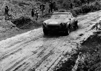 Robin Ulyate -  Ivan Smith
22º East African Safari 1974. Fiat 124 Abarth Rallye (TO H47496). Clasificado 10º.

De 11 al 15 de Abril, Nairobi, Kenya, Africa.
Superficie: tierra.

El Rally tenia un total de 5557.00 km, desconocemos cuantos controles horarios habían.

Tomaron la salida 99 equipos, finalizaron 16.@
Palabras clave: Fiat;Abarth;Spider;Safari;1974