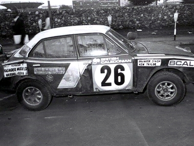 Davinder Singh - Ken Taylor
22º East African Safari 1974. Mitsubishi Colt Lancer (KPU 81). Clasificado 12º.

De 11 al 15 de Abril, Nairobi, Kenya, Africa.
Superficie: tierra.

El Rally tenia un total de 5557.00 km, desconocemos cuantos controles horarios habían.

Tomaron la salida 99 equipos, finalizaron 16.@
Palabras clave: ;Mitsubishi;Galant;Safari;1974