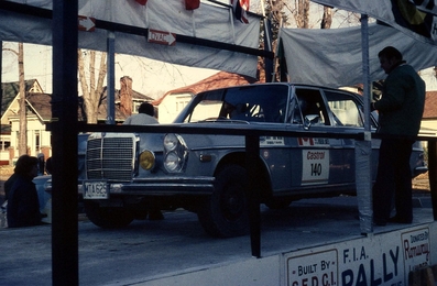 Jock Wilson - Fred Baker
2º Rally of the Rideau Lakes 1974. Mercedes-Benz 300 SEL (MTA 625). Clasificado 17º.

Del 16 al 20 de Octubre, Smith Falls, Canada.
Superficie: tierra.

El Rally tenia un total de 1577.60 Km de los que 383.64 Km divididos en 40 tramos eran especiales (3 de ellos fueron cancelados SS24 Crosby Lake de 6.18 Km, SS25 Bennett Lake de 6.61 Km y SS26 Silver Lake de 3.64 Km).

Se inscribieron 65 equipos, tomaron la salida 51, finalizaron 19.@
Palabras clave: Mercedes;Benz;Canada;1974