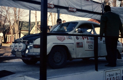 Thomas Urban - Robert Kane
2º Rally of the Rideau Lakes 1974. Saab 96 V4 (UA 6633)). Clasificado 18º.

Del 16 al 20 de Octubre, Smith Falls, Canada.
Superficie: tierra.

El Rally tenia un total de 1577.60 Km de los que 383.64 Km divididos en 40 tramos eran especiales (3 de ellos fueron cancelados SS24 Crosby Lake de 6.18 Km, SS25 Bennett Lake de 6.61 Km y SS26 Silver Lake de 3.64 Km).

Se inscribieron 65 equipos, tomaron la salida 51, finalizaron 19.@
Palabras clave: Saab;Canada;1974