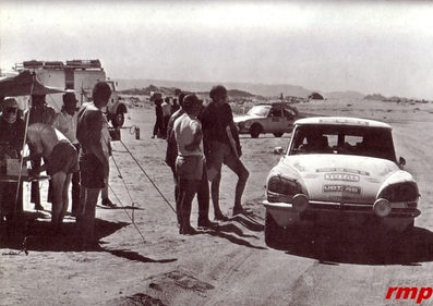 Andre Welinski â€“ Ken Tubman â€“ Jim Reddiex
Rally Londres-Sahara-Múnich 1974, Cintroà«n  DS23, Clasificado 1º. Anecdota: estuvieron retenidos en la frontera de Niger unas 6 horas porque un mes antes cuando pasaron de reconocimiento, prometieron a los guardias que les llevarian Whisky y Tabaco, algo de lo cual se olvidaron, pero los guardias no@
Palabras clave: UDT;Londres;Sahara;Munich;1974;Citroen