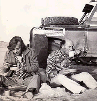 Michael Taylor â€“ Stirling Moss â€“ Allan Sell
Rally Londres-Sahara-Múnich 1974, Mercedes 280E, Retirado en Algeria, Aquà­ se ve después de ser rescatados por Gavin (Organizador) que se dirigia a Fort Gardel , y vio un coche blanco detenido en un murallòn, y encontrò a Sell inconsciente y los otros dos a punto  de desfallecer, (2/2)@
Palabras clave: UDT;Londres;Sahara;Munich;1974;Mercedes;Personajes