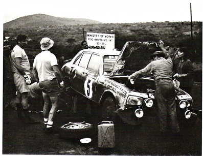 Timo Makinen - John Davenport
22º East African Safari 1974. Peugeot 504 (4017 QP 25). Abandonó por motor.

De 11 al 15 de Abril, Nairobi, Kenya, Africa.
Superficie: tierra.

El Rally tenia un total de 5557.00 km, desconocemos cuantos controles horarios habían.

Tomaron la salida 99 equipos, finalizaron 16.@
Palabras clave: Timo_Makinen;Peugeot;Safari;1974;Asistencias